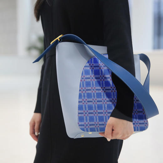 饮水鸟非遗江南手织布真皮百搭包 桶包  宝石花/芦扉花 商品图4