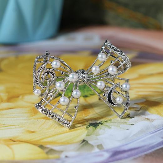 【现货】甄珠贝 音乐蝴蝶结胸针 极光淡水正圆珠 商品图0