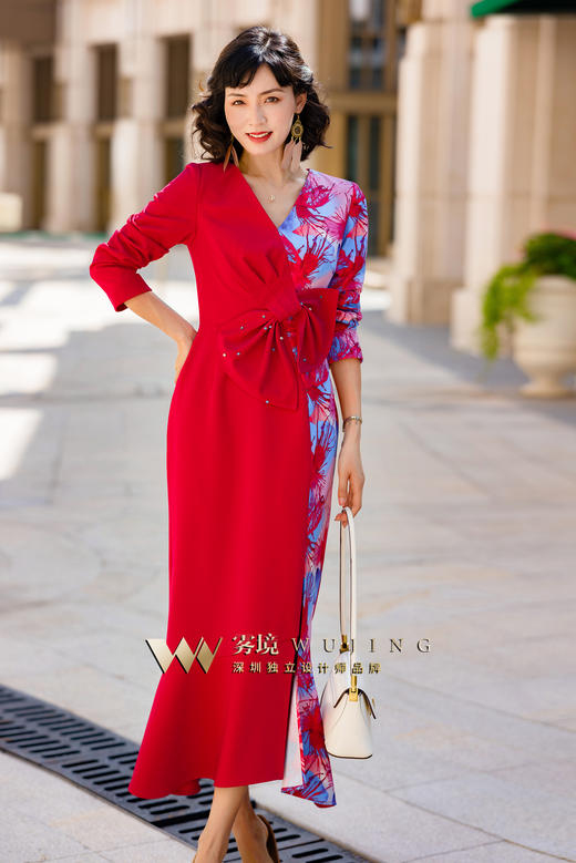 2202172 晴岚玫瑰 超密磨毛斜纹 亲肤华尔缎印花连衣裙 雾境 商品图0