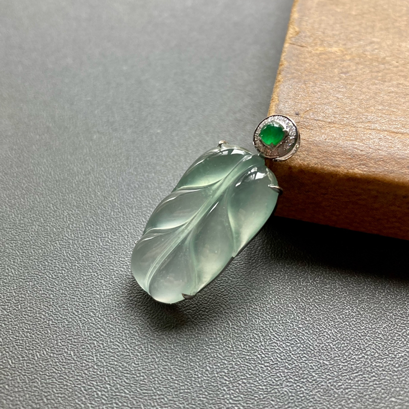 高冰到玻璃种翡翠叶子18k白金钻石镶嵌