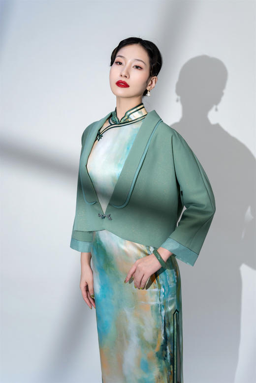 荷言HEYEN 两岸青山 绿色渐变晕染真丝面料+经典双包边设计+手工盘口点缀 商品图4
