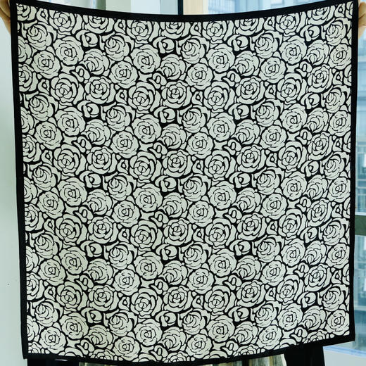 【甄珠贝·花卉系列】70*70cm素绉缎【遇见山茶花】丝巾和【山茶花】珍珠丝巾扣 商品图2