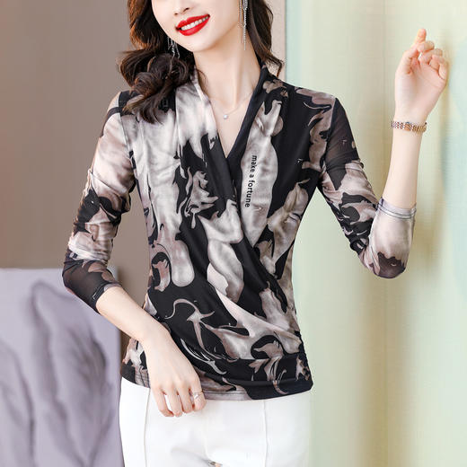 KQL 428H2363印花V领网纱打底衫显瘦遮肚T恤 商品图0