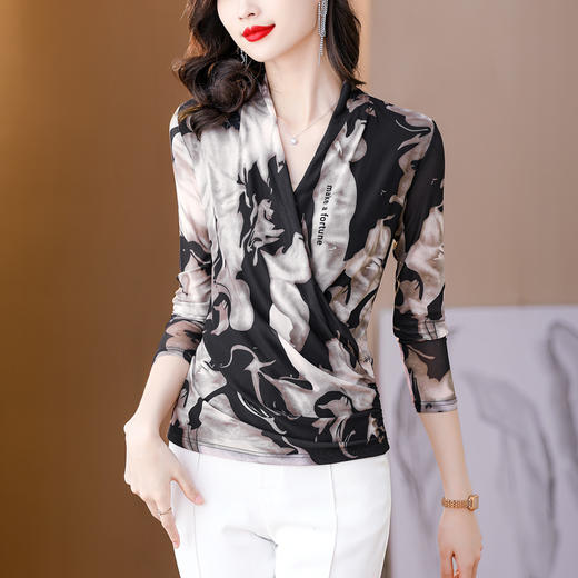 KQL 428H2363印花V领网纱打底衫显瘦遮肚T恤 商品图1