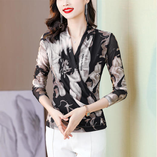 KQL 428H2363印花V领网纱打底衫显瘦遮肚T恤 商品图2