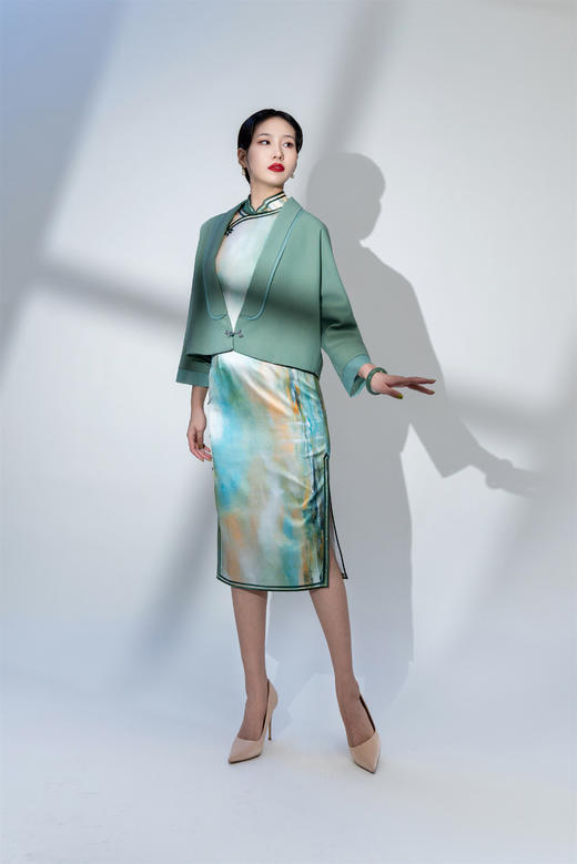 荷言HEYEN 两岸青山 绿色渐变晕染真丝面料+经典双包边设计+手工盘口点缀 商品图3