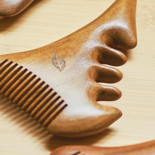 *自营*多功能金丝檀木梳 | 檀木材质。手工打磨梳头按摩点穴刮按提拉 商品图0