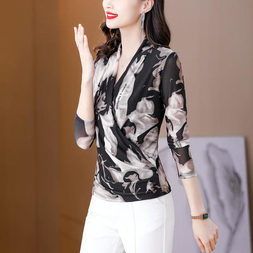 KQL 428H2363印花V领网纱打底衫显瘦遮肚T恤 商品图3