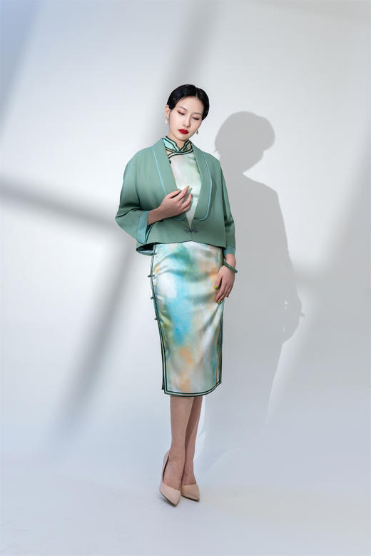 荷言HEYEN 两岸青山 绿色渐变晕染真丝面料+经典双包边设计+手工盘口点缀 商品图2
