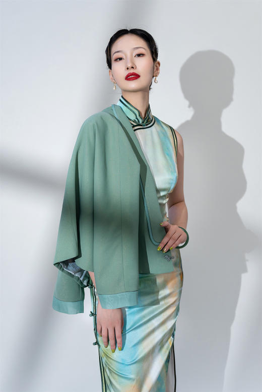 荷言HEYEN 两岸青山 绿色渐变晕染真丝面料+经典双包边设计+手工盘口点缀 商品图5