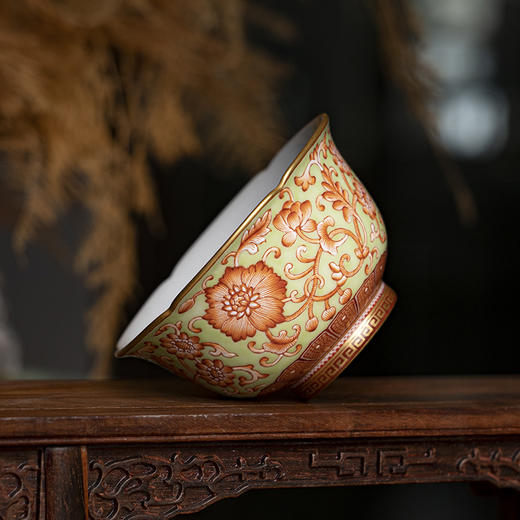 绿地矾红描金缠枝花卉纹葵口杯 商品图1