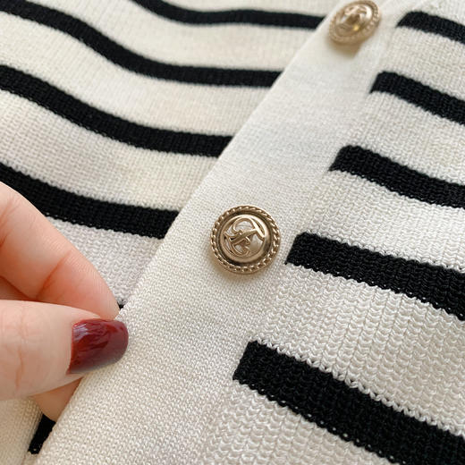 【限时折扣】条纹金扣开衫V领小众设计感针织衫（黑白条纹）S-L 商品图7