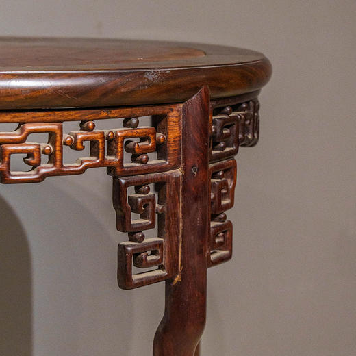 清 红木镶瘿木透雕回纹五足圆桌 商品图3