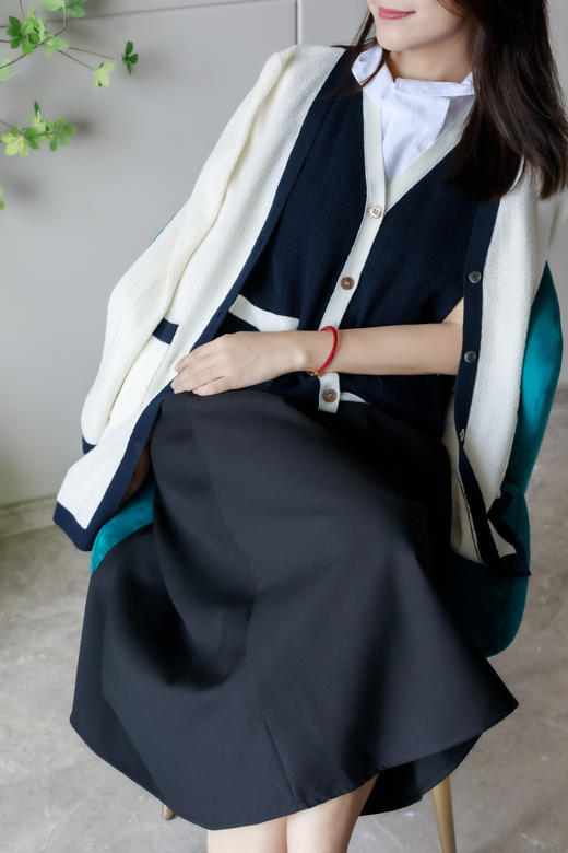 白拼藏蓝圈圈羊毛开衫 商品图7