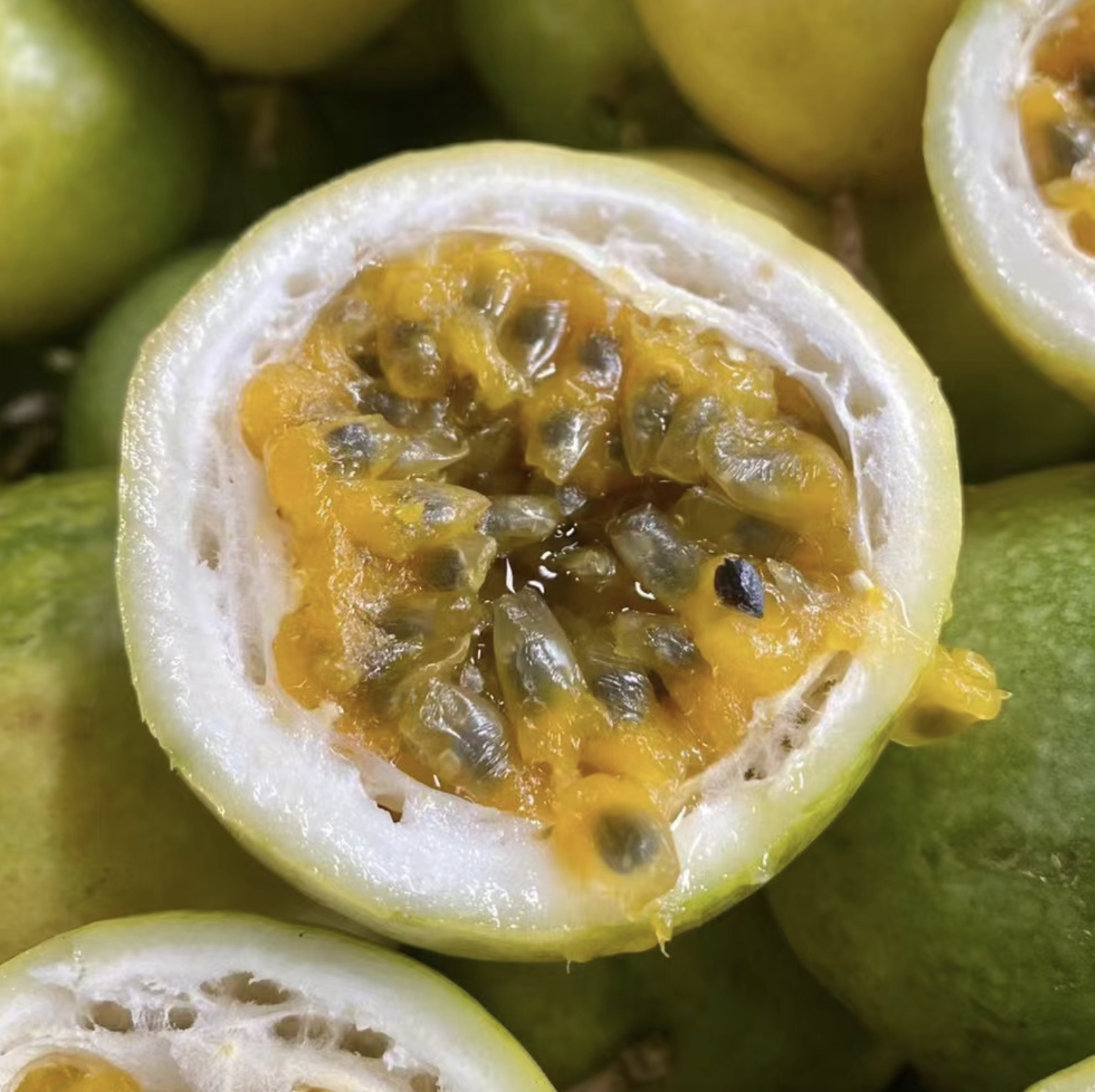 钦蜜9号黄金百香果、香味浓郁、水分充足、完全不吃酸的人都能一口气吃上5个