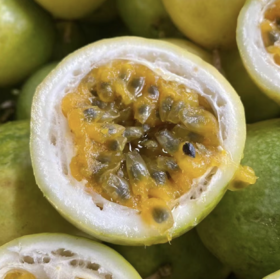 钦蜜9号黄金百香果、香味浓郁、水分充足、完全不吃酸的人都能一口气吃上5个