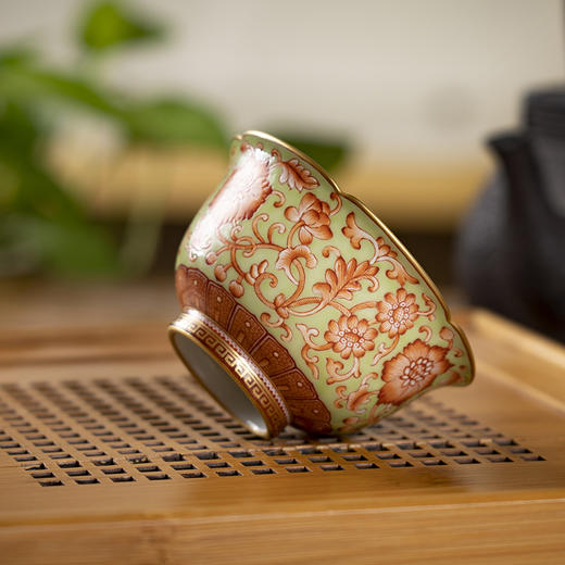 绿地矾红描金缠枝花卉纹葵口杯 商品图3