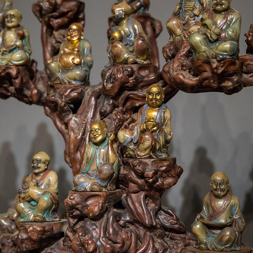 清 寿山石彩绘十八罗汉配天然木器座 商品图1