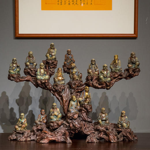 清 寿山石彩绘十八罗汉配天然木器座 商品图0