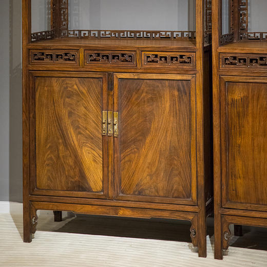 清 红木透雕拐子纹圈口双层亮格柜（一对） 商品图3