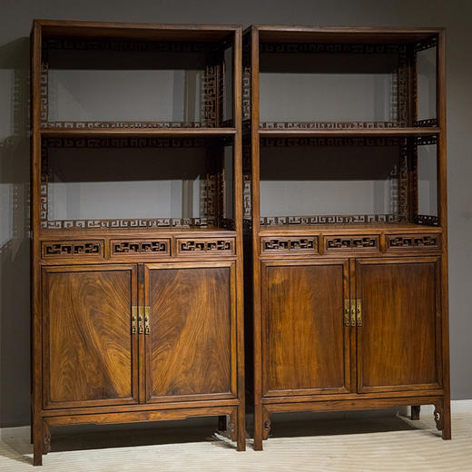 清 红木透雕拐子纹圈口双层亮格柜（一对） 商品图4