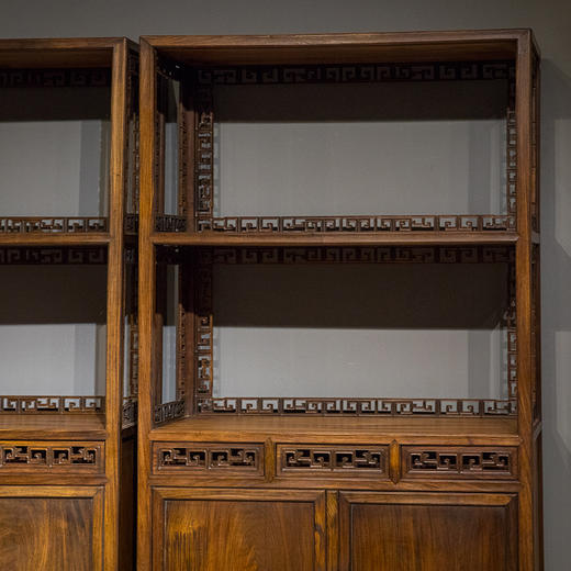 清 红木透雕拐子纹圈口双层亮格柜（一对） 商品图1