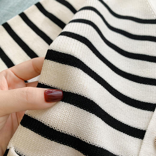 【限时折扣】条纹金扣开衫V领小众设计感针织衫（黑白条纹）S-L 商品图6