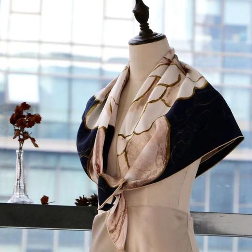 【甄珠贝·花卉系列】90*90cm 18姆米双面异色【一朵山茶花】丝巾和进口【天鹅】胸花和山茶花丝巾扣礼盒套装【适合送外宾】 商品图4