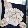 【甄珠贝·花卉系列】90*90cm 18姆米双面异色【一朵山茶花】丝巾和进口【天鹅】胸花和山茶花丝巾扣礼盒套装【适合送外宾】 商品缩略图1