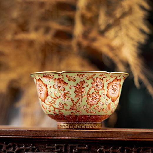 绿地矾红描金缠枝花卉纹葵口杯 商品图2
