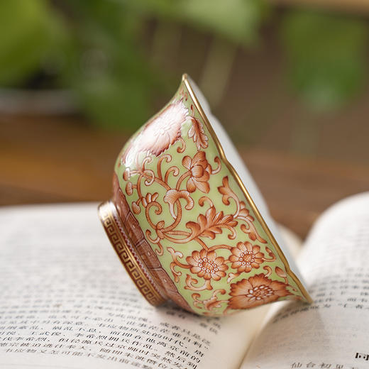 绿地矾红描金缠枝花卉纹葵口杯 商品图4