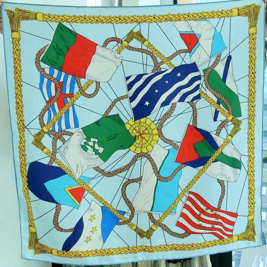 【甄珠贝·时尚高级感系列】 70*70cm斜纹绸【旗帜】丝巾和【施华洛世奇爱心】丝巾扣 商品图1