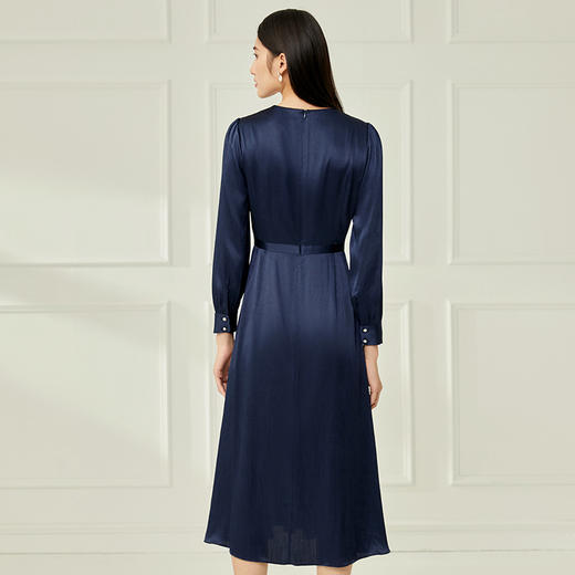 EITIE爱特爱气质圆领压褶缎面收腰长裙连衣裙通勤显瘦秋新款C2207042 商品图3