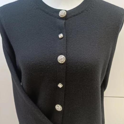 3楼珍贝圆领花扣女开衫 商品图0