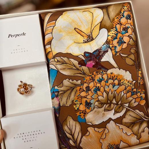 【甄珠贝·花卉系列】 70*70cm斜纹绸【鸟语花香】丝巾和【山茶花】丝巾扣 商品图0