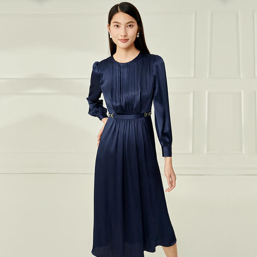 EITIE爱特爱气质圆领压褶缎面收腰长裙连衣裙通勤显瘦秋新款C2207042 商品图1