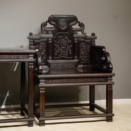 二十世纪 紫檀雕西番莲纹西洋式扶手椅成套（两椅一几） 商品图4