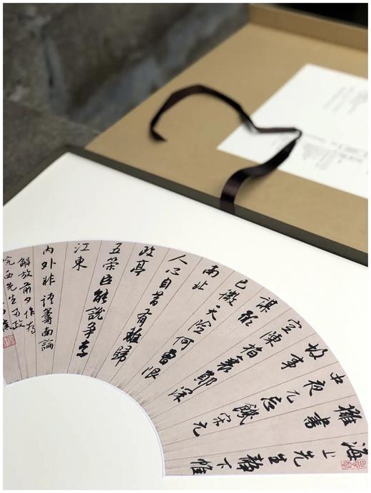 《白蕉扇面精粹》，4开，遴选扇面作品二十八帧，首选其书法艺术成就x高的盛年时期作品，汇集了不同时期的精品力作，以单片形式原大仿真精印，兼具悬挂临写的功用。原尺寸原色精印尺寸1000*789mm，定价5 商品图11