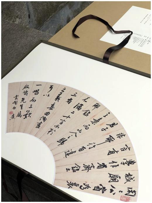 《白蕉扇面精粹》，4开，遴选扇面作品二十八帧，首选其书法艺术成就x高的盛年时期作品，汇集了不同时期的精品力作，以单片形式原大仿真精印，兼具悬挂临写的功用。原尺寸原色精印尺寸1000*789mm，定价5 商品图4