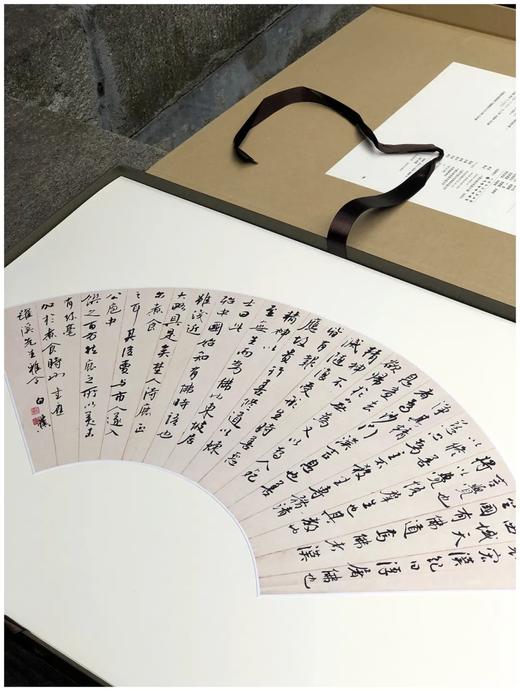 《白蕉扇面精粹》，4开，遴选扇面作品二十八帧，首选其书法艺术成就x高的盛年时期作品，汇集了不同时期的精品力作，以单片形式原大仿真精印，兼具悬挂临写的功用。原尺寸原色精印尺寸1000*789mm，定价5 商品图7