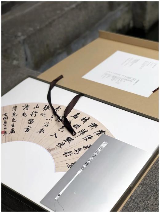《白蕉扇面精粹》，4开，遴选扇面作品二十八帧，首选其书法艺术成就x高的盛年时期作品，汇集了不同时期的精品力作，以单片形式原大仿真精印，兼具悬挂临写的功用。原尺寸原色精印尺寸1000*789mm，定价5 商品图1