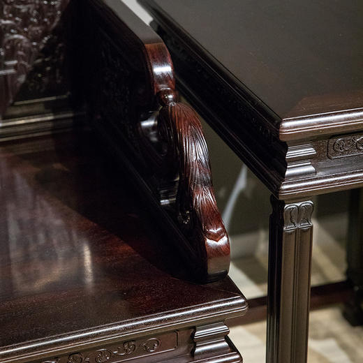 二十世纪 紫檀雕西番莲纹西洋式扶手椅成套（两椅一几） 商品图3