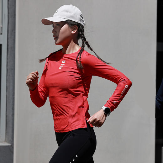 身体智慧 BODYWIT 女款 飞羽 轻薄速干圆领长袖T恤 商品图3