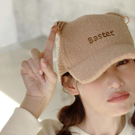 大英博物馆盖亚·安德森猫和她的朋友们系列猫耳羊羔毛棒球帽 商品图2