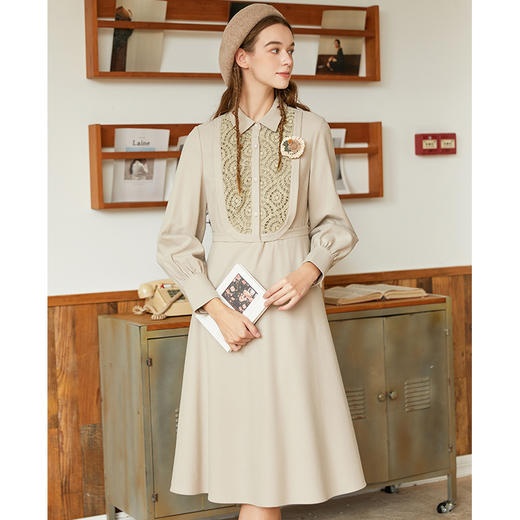 Famecoco范可儿磨毛连衣裙秋冬原创设计前胸镂空花边拼接长裙F228FA008 商品图4