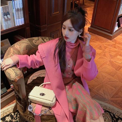 BeQueenStory【冬日郁金香】修身V领简约花型收腰针织套装 商品图3