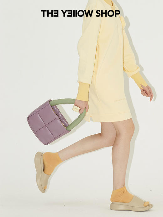 【迪丽热巴同款】THE YELLOW SHOP 中号柔软羽绒手提托特包 商品图2