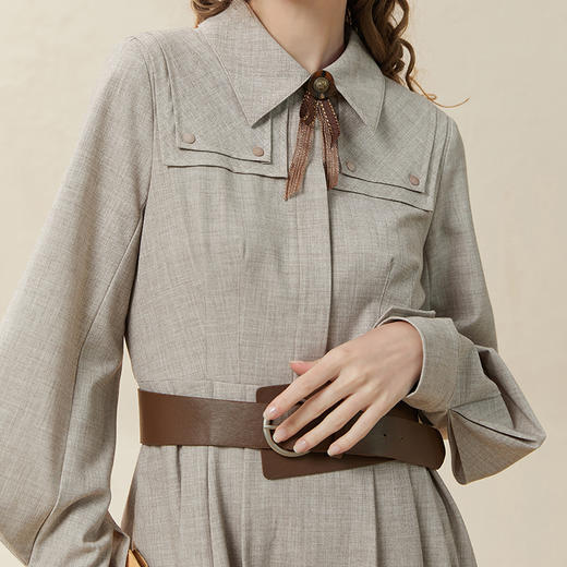 Famecoco范可儿磨毛衬衫裙女披肩领连衣裙腰带收腰显瘦F228FA010 商品图2