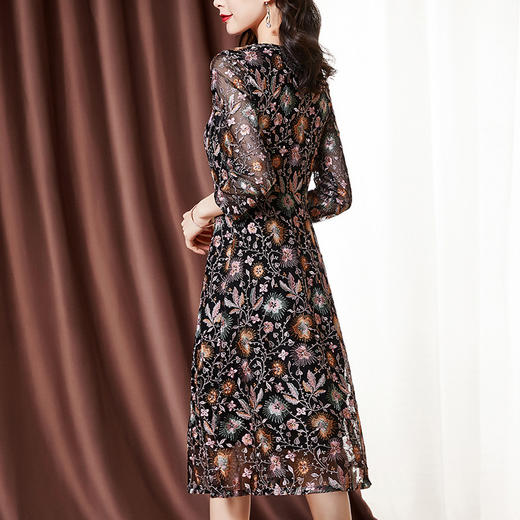 ZS-2919秋新款大码蕾丝绣花长袖连衣裙女气质收腰中长款过膝裙子 商品图3