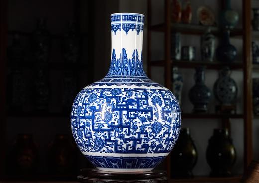 柴窑缠枝莲夔凤纹天球瓶 商品图0